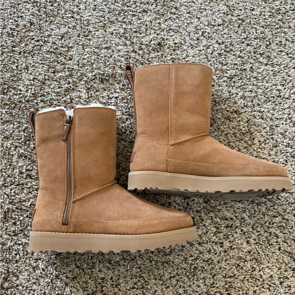 UGG Women's Classic Zip - Picture 3 of 13